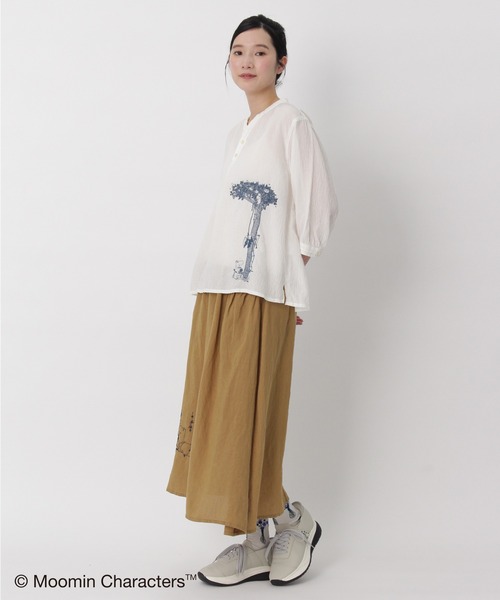 SUPER HAKKA（スーパーハッカ）の「コットンボイルワッシャー『ムーミン谷の夏まつり』刺繍スキッパーブラウス（シャツ/ブラウス・レディース・オフホワイト/イエロー/ネイビー・FREE）」の16枚目の写真