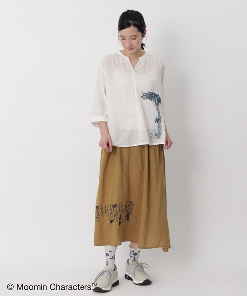 SUPER HAKKA（スーパーハッカ）の「コットンボイルワッシャー『ムーミン谷の夏まつり』刺繍スキッパーブラウス（シャツ/ブラウス・レディース・オフホワイト/イエロー/ネイビー・FREE）」の17枚目の写真