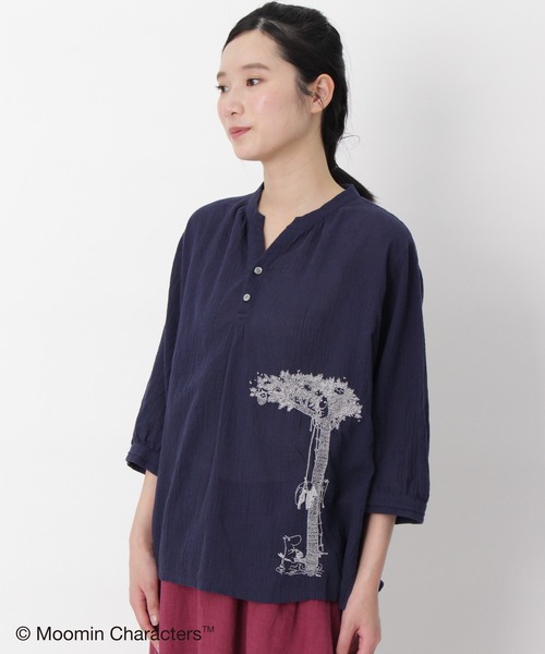 SUPER HAKKA（スーパーハッカ）の「コットンボイルワッシャー『ムーミン谷の夏まつり』刺繍スキッパーブラウス（シャツ/ブラウス・レディース・オフホワイト/イエロー/ネイビー・FREE）」の4枚目の写真