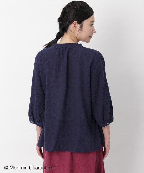 SUPER HAKKA（スーパーハッカ）の「コットンボイルワッシャー『ムーミン谷の夏まつり』刺繍スキッパーブラウス（シャツ/ブラウス・レディース・オフホワイト/イエロー/ネイビー・FREE）」の5枚目の写真