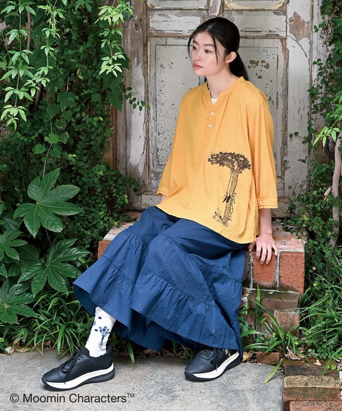 SUPER HAKKA（スーパーハッカ）の「コットンボイルワッシャー『ムーミン谷の夏まつり』刺繍スキッパーブラウス（シャツ/ブラウス・レディース・オフホワイト/イエロー/ネイビー・FREE）」の6枚目の写真