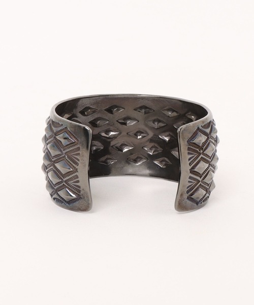 Indian Jewelry（インディアンジュエリー）の「「Indian Jewelry/インディアンジュエリー」アーロンワイドバングル w/ブラックロジウムコーディング（バングル/リストバンド・メンズ・アンティークシルバー・FREE）」の4枚目の写真
