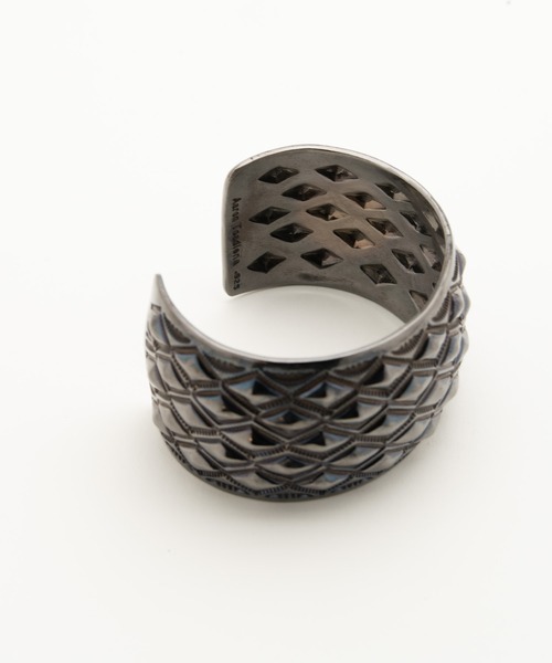 Indian Jewelry（インディアンジュエリー）の「「Indian Jewelry/インディアンジュエリー」アーロンワイドバングル w/ブラックロジウムコーディング（バングル/リストバンド・メンズ・アンティークシルバー・FREE）」の2枚目の写真