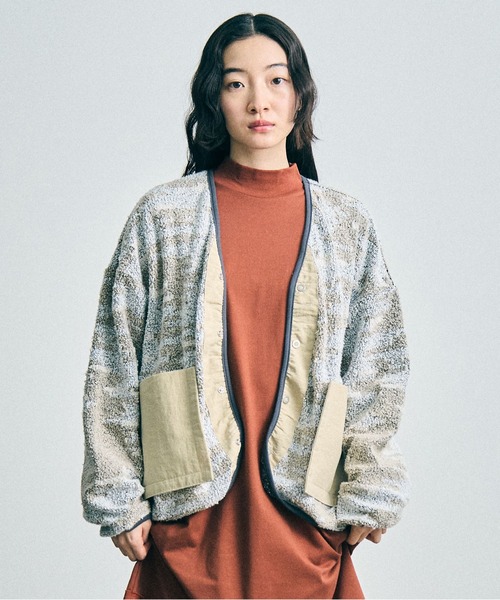 sneeuw(スニュウ)の「ユゲJQカーディガン(カーディガン/ボレロ・レディース・ベージュ/ブルー・3/1)」の2枚目の写真