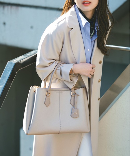 COHINA（コヒナ）の「【VISコラボ】【軽量】チャーム付き2wayトート 【低身長・小柄女性】（トートバッグ・レディース・ホワイト/ブラック/ベージュ・ONE SIZE）」の6枚目の写真