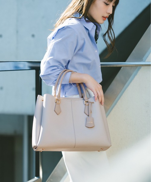 COHINA（コヒナ）の「【VISコラボ】【軽量】チャーム付き2wayトート 【低身長・小柄女性】（トートバッグ・レディース・ホワイト/ブラック/ベージュ・ONE SIZE）」の9枚目の写真