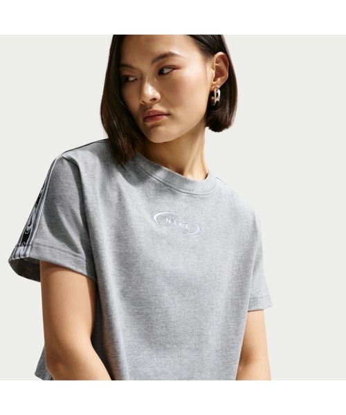 NIKE（ナイキ）の「NIKE/ナイキ W NSW CLSC CROP VARSITY18（Tシャツ/カットソー・レディース・グレー/ライトブルー/ピンク・L/XL/S/M）」の2枚目の写真