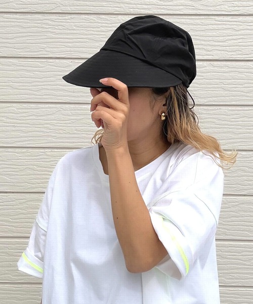 Q(キュー)の「UVワイドバイザーCAP(キャップ・レディース・ライトベージュ/ブラック・MEDIUM)」の1枚目の写真