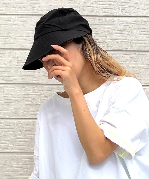 Q(キュー)の「UVワイドバイザーCAP(キャップ・レディース・ライトベージュ/ブラック・MEDIUM)」の12枚目の写真