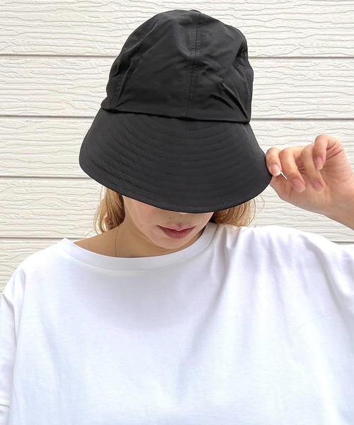 Q(キュー)の「UVワイドバイザーCAP(キャップ・レディース・ライトベージュ/ブラック・MEDIUM)」の13枚目の写真