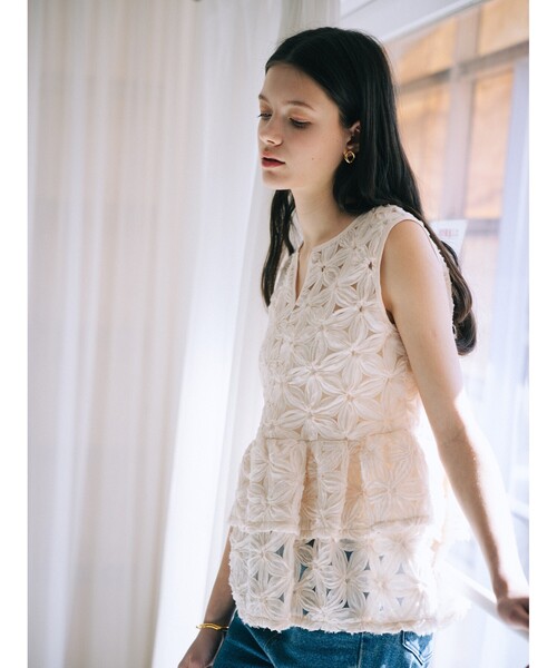 SELFIST(セルフィスト)の「【kariさんコラボ】フラワーモチーフペプラムブラウス 夏服 フェミニン きれいめ 大人 ノースリーブ タンクトップ(シャツ/ブラウス・レディース・ブラック/アイボリー・フリー)」の11枚目の写真