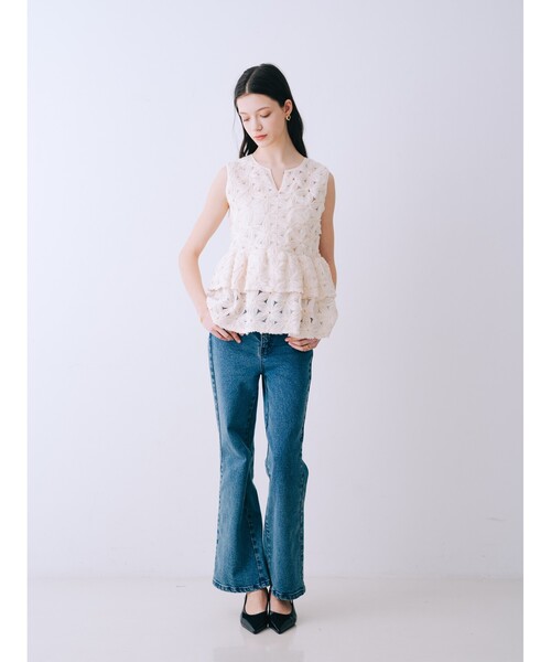 SELFIST(セルフィスト)の「【kariさんコラボ】フラワーモチーフペプラムブラウス 夏服 フェミニン きれいめ 大人 ノースリーブ タンクトップ(シャツ/ブラウス・レディース・ブラック/アイボリー・フリー)」の14枚目の写真