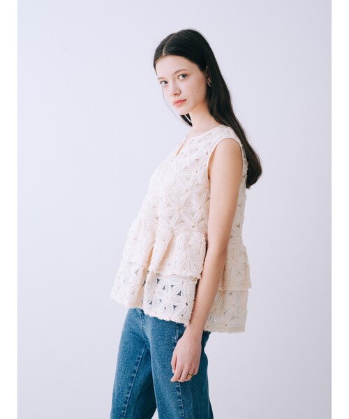 SELFIST(セルフィスト)の「【kariさんコラボ】フラワーモチーフペプラムブラウス 夏服 フェミニン きれいめ 大人 ノースリーブ タンクトップ(シャツ/ブラウス・レディース・ブラック/アイボリー・フリー)」の18枚目の写真