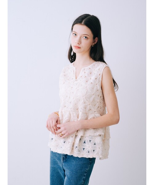 SELFIST(セルフィスト)の「【kariさんコラボ】フラワーモチーフペプラムブラウス 夏服 フェミニン きれいめ 大人 ノースリーブ タンクトップ(シャツ/ブラウス・レディース・ブラック/アイボリー・フリー)」の20枚目の写真