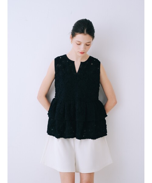 SELFIST(セルフィスト)の「【kariさんコラボ】フラワーモチーフペプラムブラウス 夏服 フェミニン きれいめ 大人 ノースリーブ タンクトップ(シャツ/ブラウス・レディース・ブラック/アイボリー・フリー)」の3枚目の写真