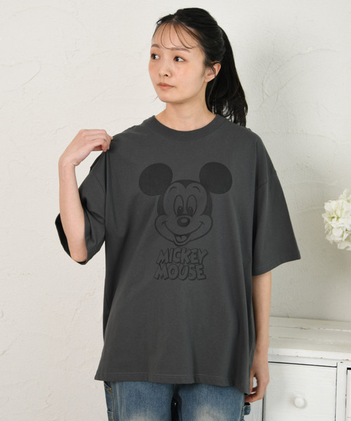 Disney（ディズニー）の「【neos】DISNEY ディズニー ヴィンテージ風 ミッキープリント ルーズシルエットTシャツ かすれ加工 バックプリント 半袖 ユニセックス（Tシャツ/カットソー・レディース・イエロー/スミクロ/アイボリー/ブルー・MEDIUM/X-LARGE/LARGE）」の3枚目の写真