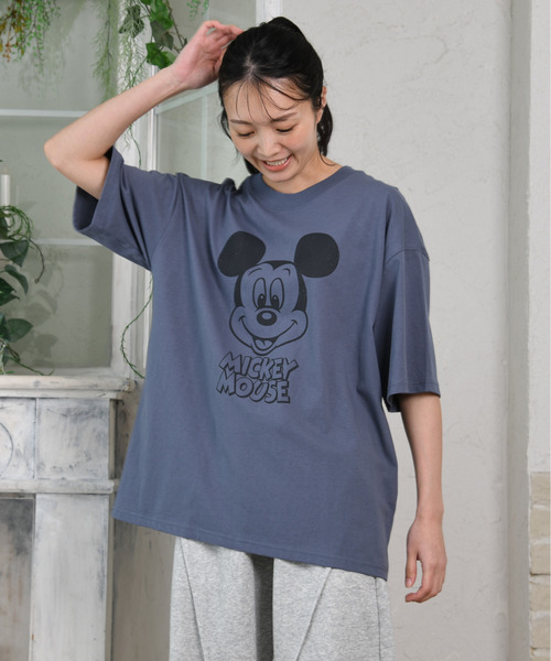 Disney（ディズニー）の「【neos】DISNEY ディズニー ヴィンテージ風 ミッキープリント ルーズシルエットTシャツ かすれ加工 バックプリント 半袖 ユニセックス（Tシャツ/カットソー・レディース・イエロー/スミクロ/アイボリー/ブルー・MEDIUM/X-LARGE/LARGE）」の2枚目の写真
