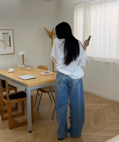 AVYL(アヴィル)の「バックポケットロゴ刺繍ルーズワイドバギーパンツ(デニムパンツ・レディース・サックスブルー・L/M/S)」の15枚目の写真