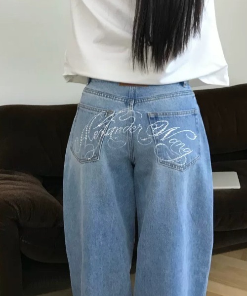 AVYL(アヴィル)の「バックポケットロゴ刺繍ルーズワイドバギーパンツ(デニムパンツ・レディース・サックスブルー・L/M/S)」の16枚目の写真