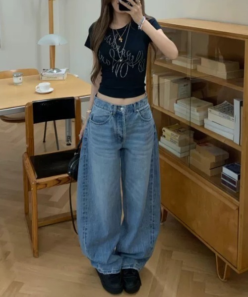AVYL(アヴィル)の「バックポケットロゴ刺繍ルーズワイドバギーパンツ(デニムパンツ・レディース・サックスブルー・L/M/S)」の8枚目の写真