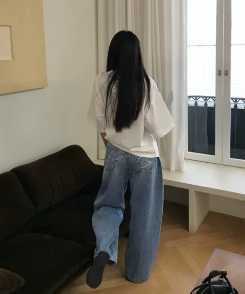 AVYL(アヴィル)の「バックポケットロゴ刺繍ルーズワイドバギーパンツ(デニムパンツ・レディース・サックスブルー・L/M/S)」の18枚目の写真