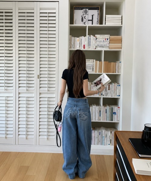 AVYL(アヴィル)の「バックポケットロゴ刺繍ルーズワイドバギーパンツ(デニムパンツ・レディース・サックスブルー・L/M/S)」の19枚目の写真