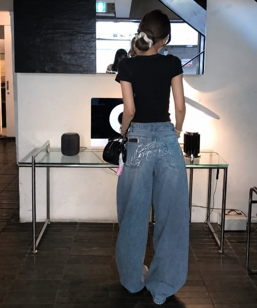 AVYL(アヴィル)の「バックポケットロゴ刺繍ルーズワイドバギーパンツ(デニムパンツ・レディース・サックスブルー・L/M/S)」の9枚目の写真