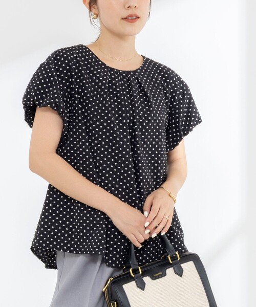 NOLLEY’S(ノーリーズ)の「【WEB限定】ウォッシャブルサッカードット袖ギャザーブラウス(シャツ/ブラウス・レディース・ホワイト系その他4/ブラック系その他3・38)」の1枚目の写真