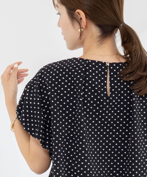 NOLLEY’S(ノーリーズ)の「【WEB限定】ウォッシャブルサッカードット袖ギャザーブラウス(シャツ/ブラウス・レディース・ホワイト系その他4/ブラック系その他3・38)」の9枚目の写真