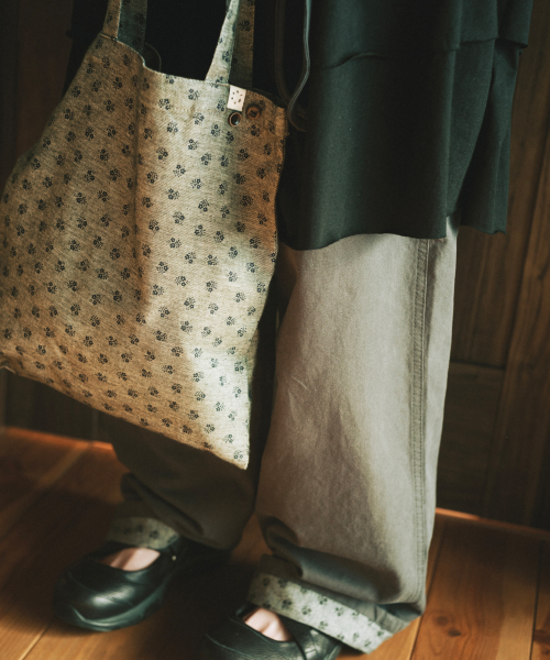 OHESHIO(オヘシオ)の「FLORAL COTTON ECO BAG, KHAKI(エコバッグ/サブバッグ・レディース・その他・FREE)」の7枚目の写真