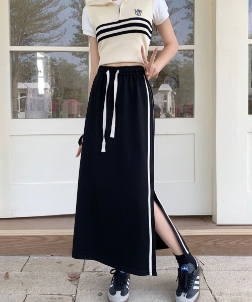 Lips（リップス）の「サイドライン×スリットでスポーティーな抜け感♪美シルエットを叶えるロングスカート（スカート・レディース・グレー/ブラック・FREE）」の8枚目の写真