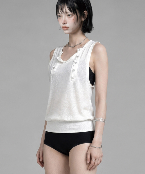 ETRE AU SOMMET(エトレオソメ)の「Two-Line Button Short Sleeveless (White)(Tシャツ/カットソー・レディース・その他・FREE)」の2枚目の写真