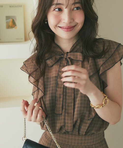 La boutique BonBon(ラブティックボンボン)の「【セット着用可能・愛されブラウス】スパンボイルチェックラッフルボウタイブラウス(シャツ/ブラウス・レディース・ブラウン/グレー・FREE)」の6枚目の写真