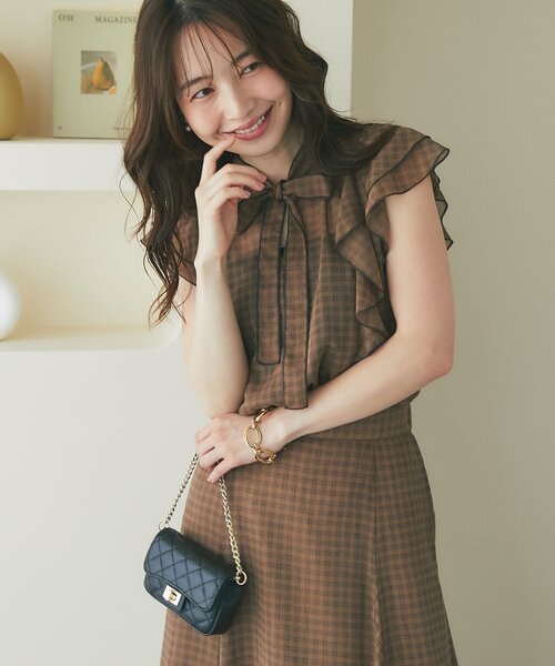 La boutique BonBon(ラブティックボンボン)の「【セット着用可能・愛されブラウス】スパンボイルチェックラッフルボウタイブラウス(シャツ/ブラウス・レディース・ブラウン/グレー・FREE)」の7枚目の写真