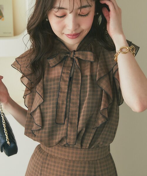 La boutique BonBon(ラブティックボンボン)の「【セット着用可能・愛されブラウス】スパンボイルチェックラッフルボウタイブラウス(シャツ/ブラウス・レディース・ブラウン/グレー・FREE)」の10枚目の写真