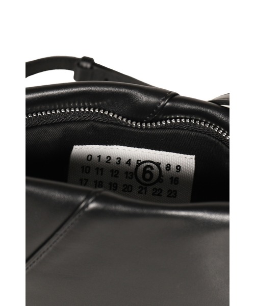 MM6 Maison Margiela(エムエムシックス メゾン マルジェラ)の「FOLDED J SHOULDER BAG(ハンドバッグ・メンズ・ブラック・UNI)」の4枚目の写真