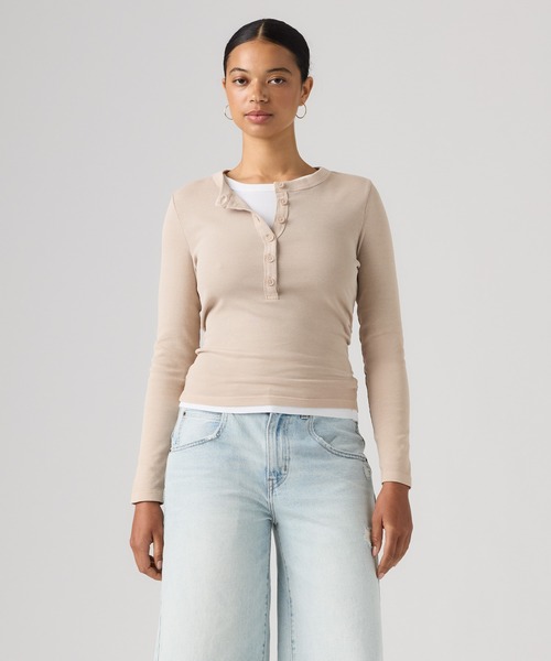 Levi's(リーバイス)の「Levi's/リーバイス エッセンシャル ロングスリーブ ヘンリーTシャツ(Tシャツ/カットソー・レディース・ベージュ・S/XS/M)」の2枚目の写真