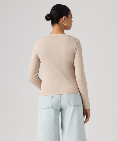 Levi's(リーバイス)の「Levi's/リーバイス エッセンシャル ロングスリーブ ヘンリーTシャツ(Tシャツ/カットソー・レディース・ベージュ・S/XS/M)」の3枚目の写真
