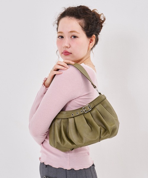 TINA:JOJUN(ティーナジョジュン)の「ベルテッド タック ショルダーバッグ TINA:JOJUN(ショルダーバッグ・レディース・ブラック/カーキ・フリー)」の3枚目の写真