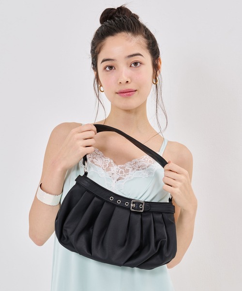 TINA:JOJUN(ティーナジョジュン)の「ベルテッド タック ショルダーバッグ TINA:JOJUN(ショルダーバッグ・レディース・ブラック/カーキ・フリー)」の10枚目の写真