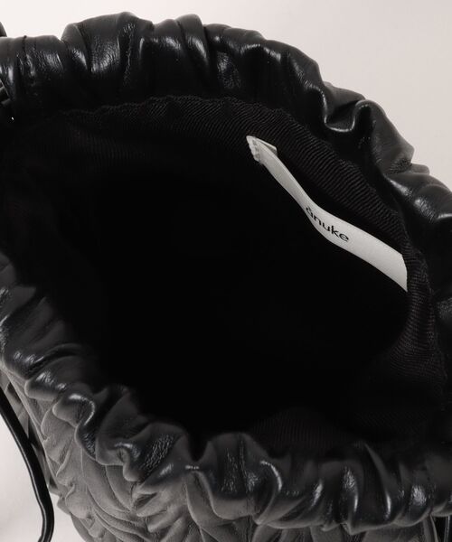 anuke(アンヌーク)の「anuke Ecoleather Pleats Purse(ショルダーバッグ・レディース・ブラック・FREE)」の4枚目の写真
