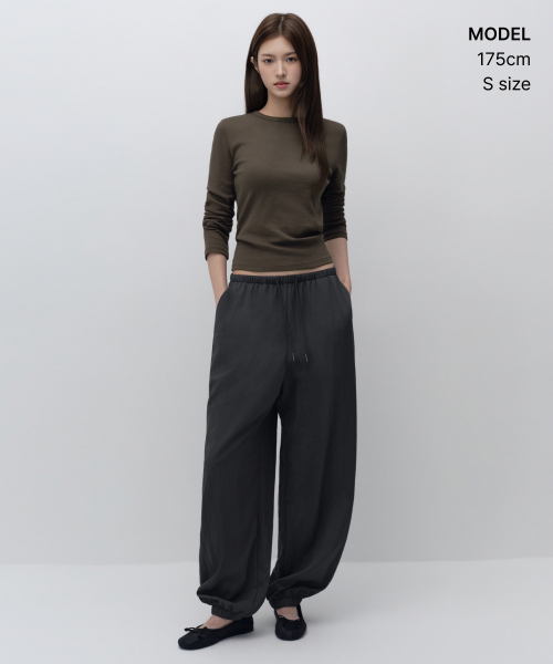 MUSINSA STANDARD WOMAN（ムシンサスタンダードウーマン）の「ウィメンズバルーンジョガーパンツ[ダークグレー]（スウェットパンツ・レディース・その他・24/26/28/30）」の2枚目の写真