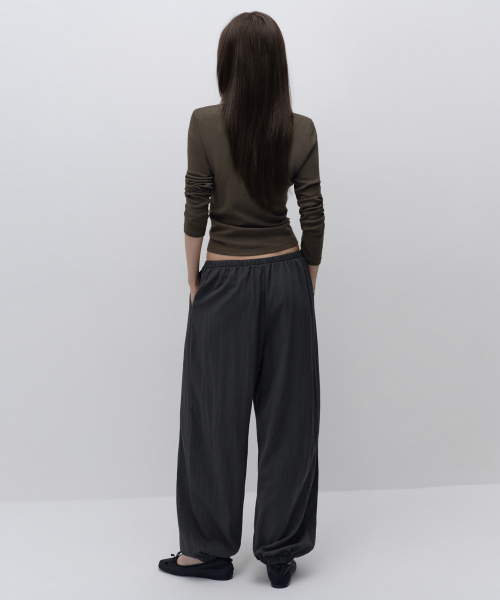 MUSINSA STANDARD WOMAN（ムシンサスタンダードウーマン）の「ウィメンズバルーンジョガーパンツ[ダークグレー]（スウェットパンツ・レディース・その他・24/26/28/30）」の3枚目の写真
