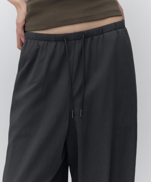 MUSINSA STANDARD WOMAN（ムシンサスタンダードウーマン）の「ウィメンズバルーンジョガーパンツ[ダークグレー]（スウェットパンツ・レディース・その他・24/26/28/30）」の4枚目の写真