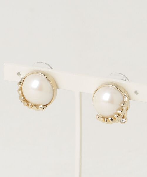 LANVIN en Bleu(ランバンオンブルー)の「パール ピアス(ピアス(両耳用)・レディース・ゴールド・ONE SIZE)」の3枚目の写真