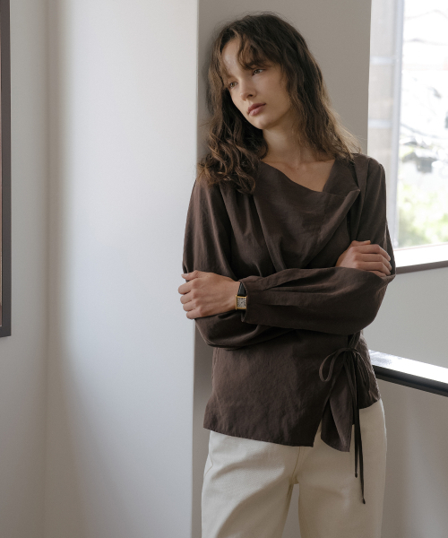 TILL I DIE（ティルアイダイ）の「Modal cowl wrap blouse [TIFA06BL03]_Brown（シャツ/ブラウス・レディース・ブラウン・FREE）」の2枚目の写真