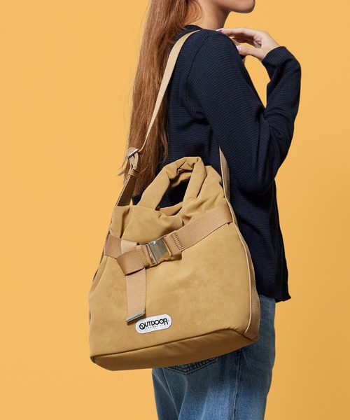 OUTDOOR PRODUCTS(アウトドアプロダクツ)の「OUTDOOR PRODUCTS/アウトドアプロダクツ 2way Belt Tote ベルトトートバック フェイクレザー ナチュラル アウトドア ピクニック ユニセックス 通勤 通学 2026秋冬(トートバッグ・メンズ・ブラック/ベージュ/グレー・FREE)」の1枚目の写真