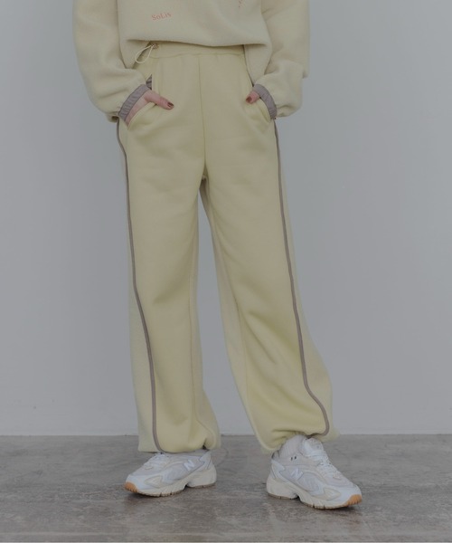 Eimee Law（エイミーロウ）の「ランダム刺繍フリース アーチパンツ（その他パンツ・レディース・ダークグレー/ライトイエロー/ライトベージュ・FREE）」の3枚目の写真