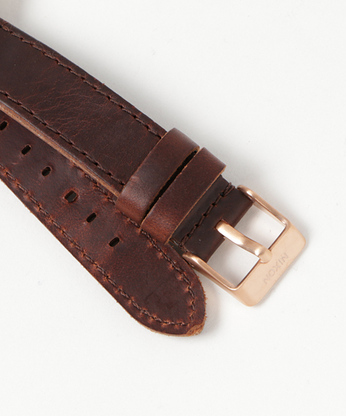 NIXON（ニクソン）の「MEDIUM TIME TELLER LEATHER NA11722630-00 ROSE GOLD/WT/BROWN（アナログ腕時計・レディース・ピンクゴールド・FREE）」の2枚目の写真