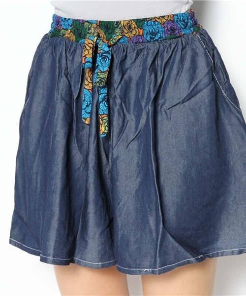 チチカカ（チチカカ）の「テンセルデニムショートパンツ（デニムパンツ・レディース・ライトブルー/ネイビー・FREE）」の5枚目の写真